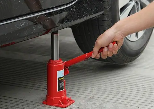 汽車救援提示千斤頂的使用事項