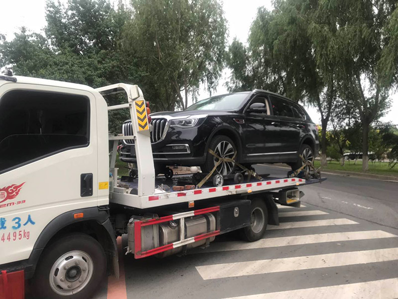 散熱器泄漏導致發動機過熱時的拖車救援步驟