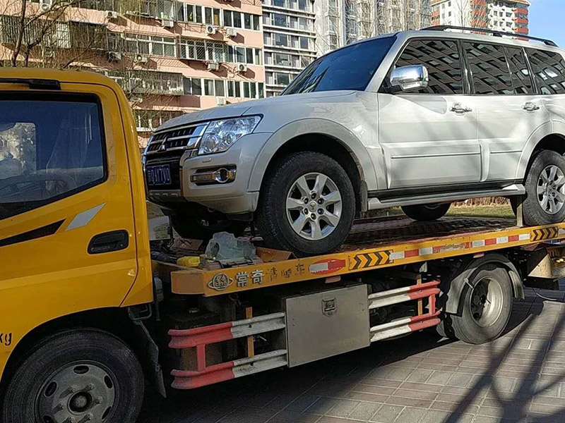 玉樹汽車雪地困境救援：專業團隊緊急行動，助力車輛脫困